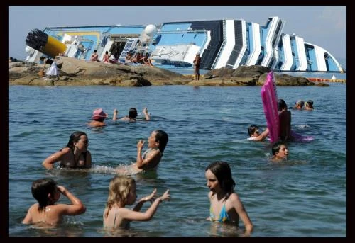 Arriva l'estate e la Concordia diventa souvenir