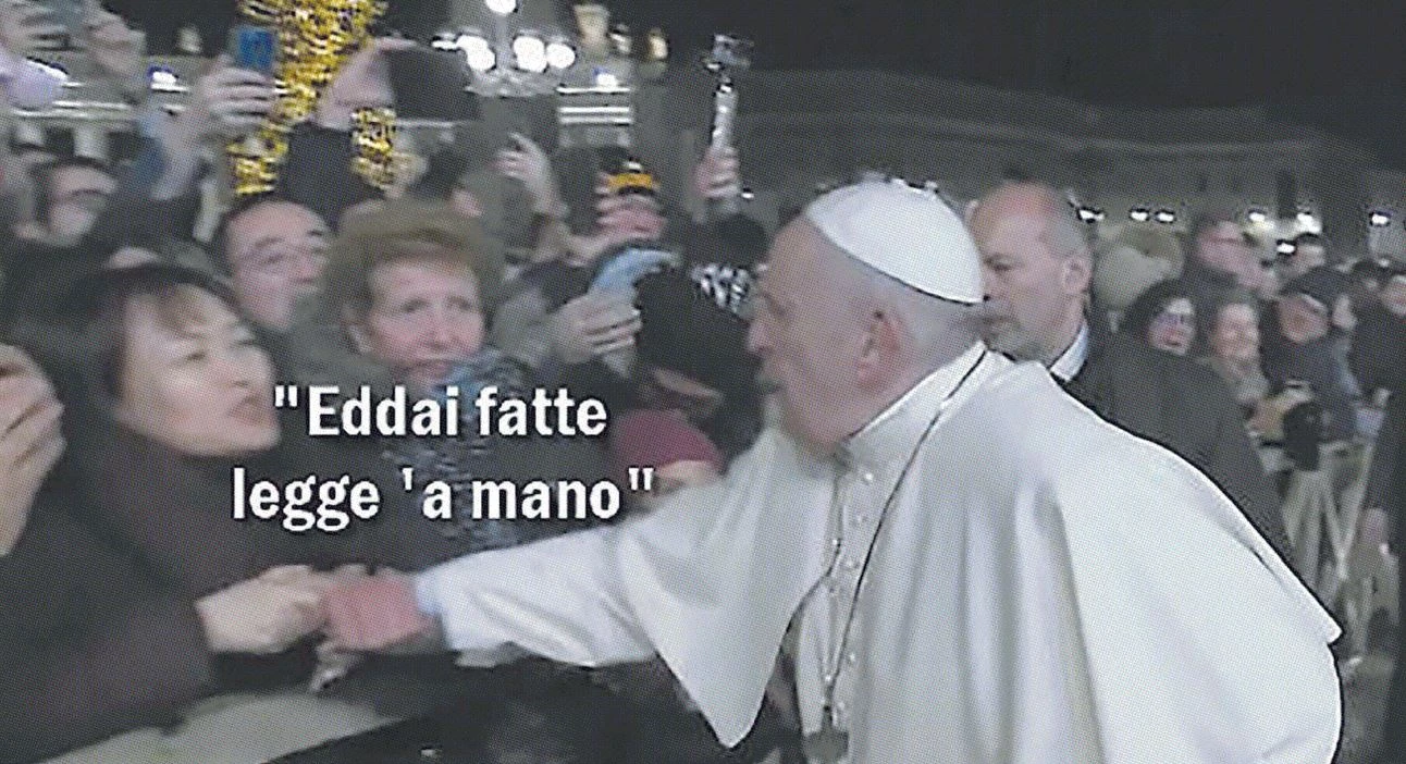 Papa Francesco e la "frase rubata", cosa gli ha detto davvero la cinese: "Eddai, fatti...", poi gli schiaffi