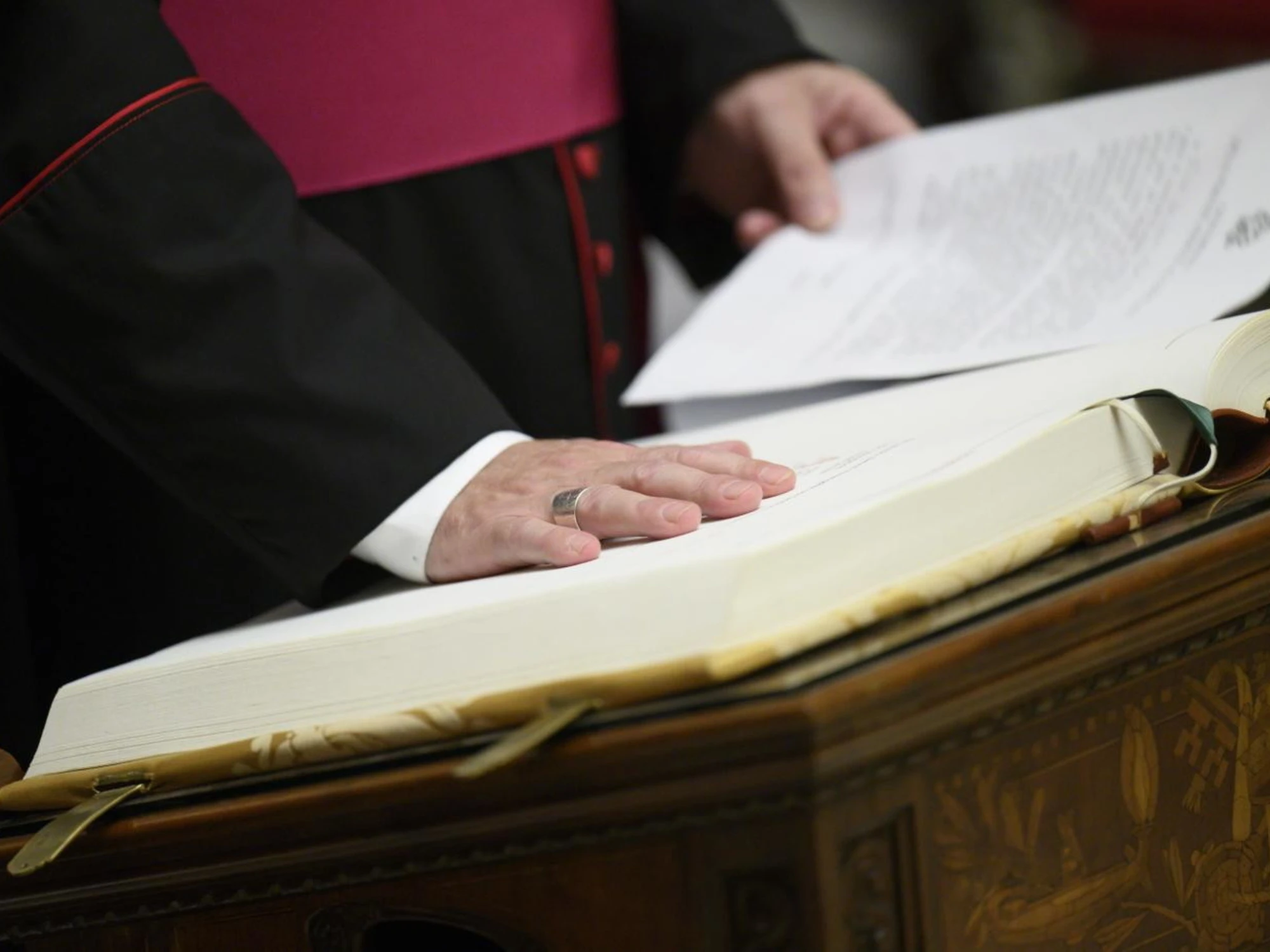 Il primo conclave dopo Bergoglio: drappi rossi e pallottoliere