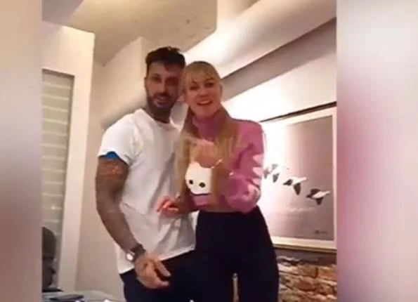 Fabrizio Corona beccato a sculacciare Taylor Mega, gira un video: la scena inquietante. Incastrato