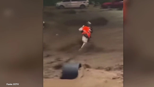 Inondazioni Cina,le immagini di un'automobilista salvata dalla furia delle acque