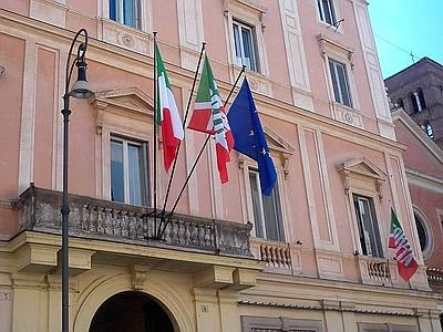 Bandiere Forza Italia nella nuova sede, la 'macchina azzurra' scalda i motori