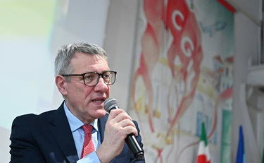 Maurizio Landini in visita alle baracche? Gli immigrati le incendiano