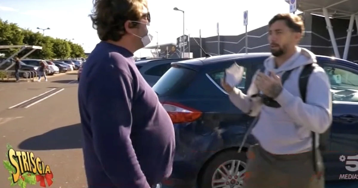 Striscia la Notizia, "i disabili? Non ci posso fare nulla": vergogna al parcheggio, chi è la bestia smascherata
