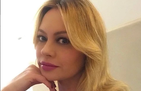 Anna Falchi demolisce il ministro di sinistra, confessione rivoltante: "Mano sotto al tavolo, e..."