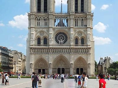 Francia, scrittore anti-gay suicida nella cattedrale di Notre-Dame