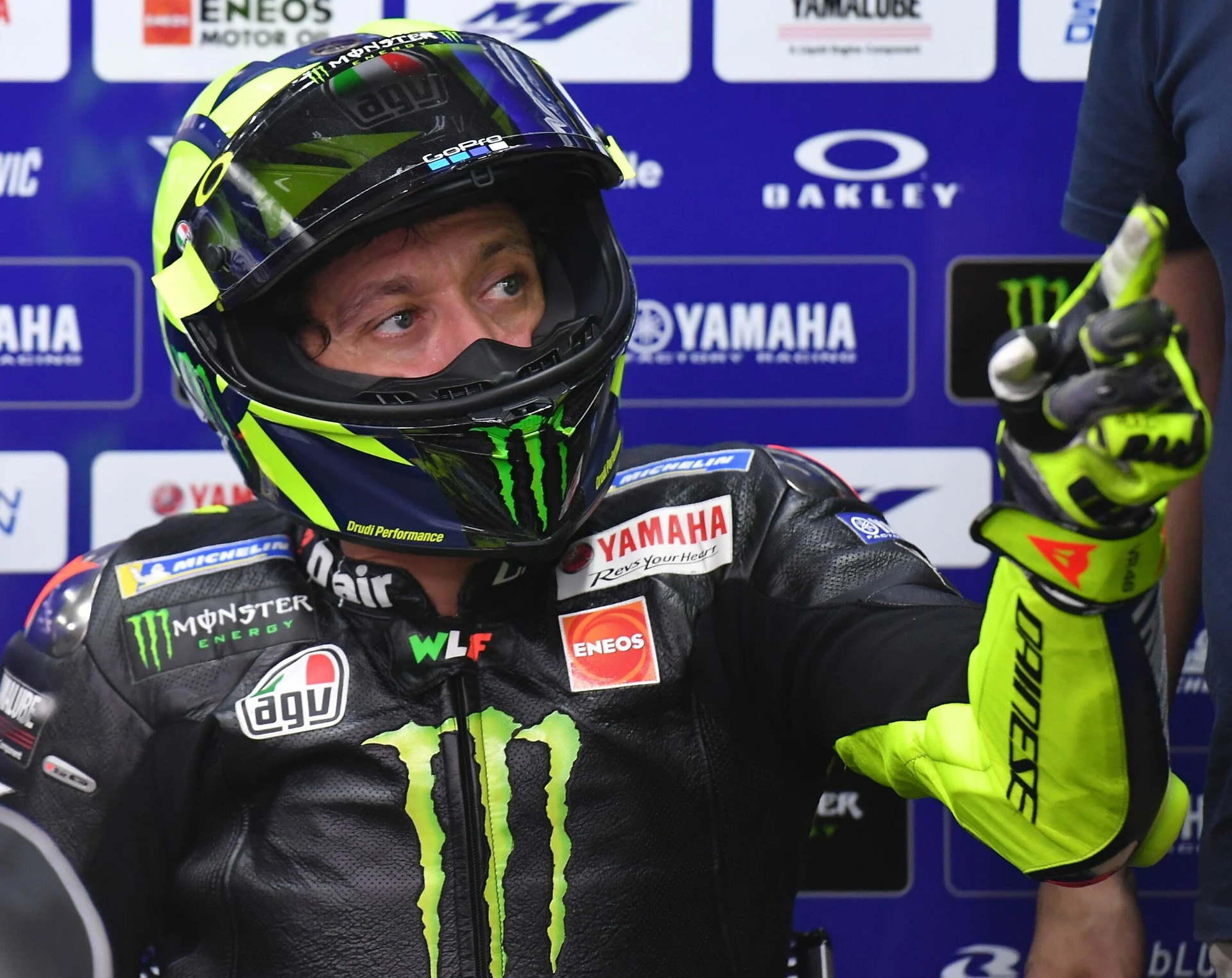 Valentino Rossi fuori in MotoGp, sgancia la bomba: "Scambio vicino con la Mercedes di F1 di Hamilton"