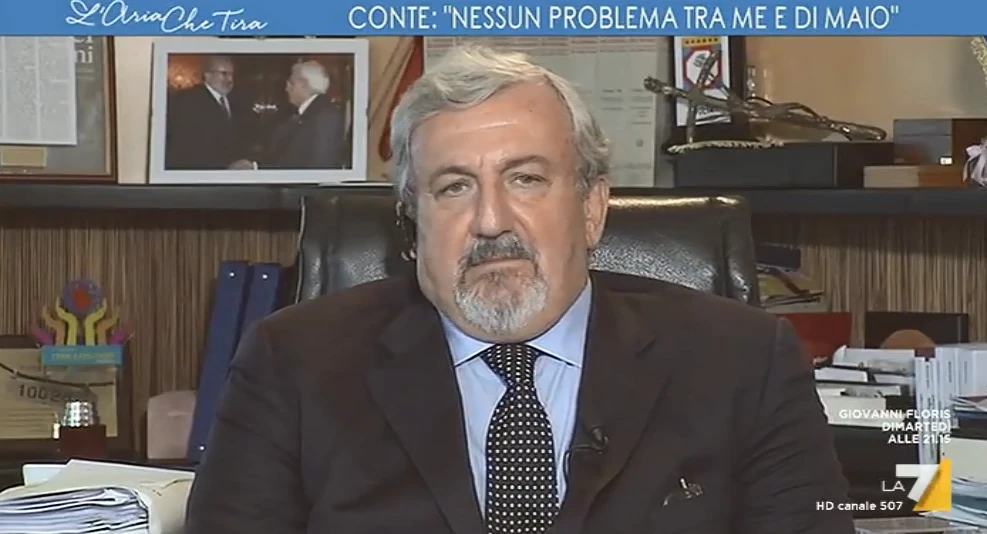 Michele Emiliano a L'aria che tira inchioda Matteo Renzi: "Chi crede di essere", l'avviso a Giuseppe Conte