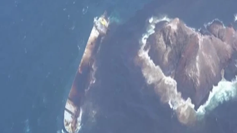 Oman, nave russa affondata sversa petrolio in mare: le acque e le coste diventano nere