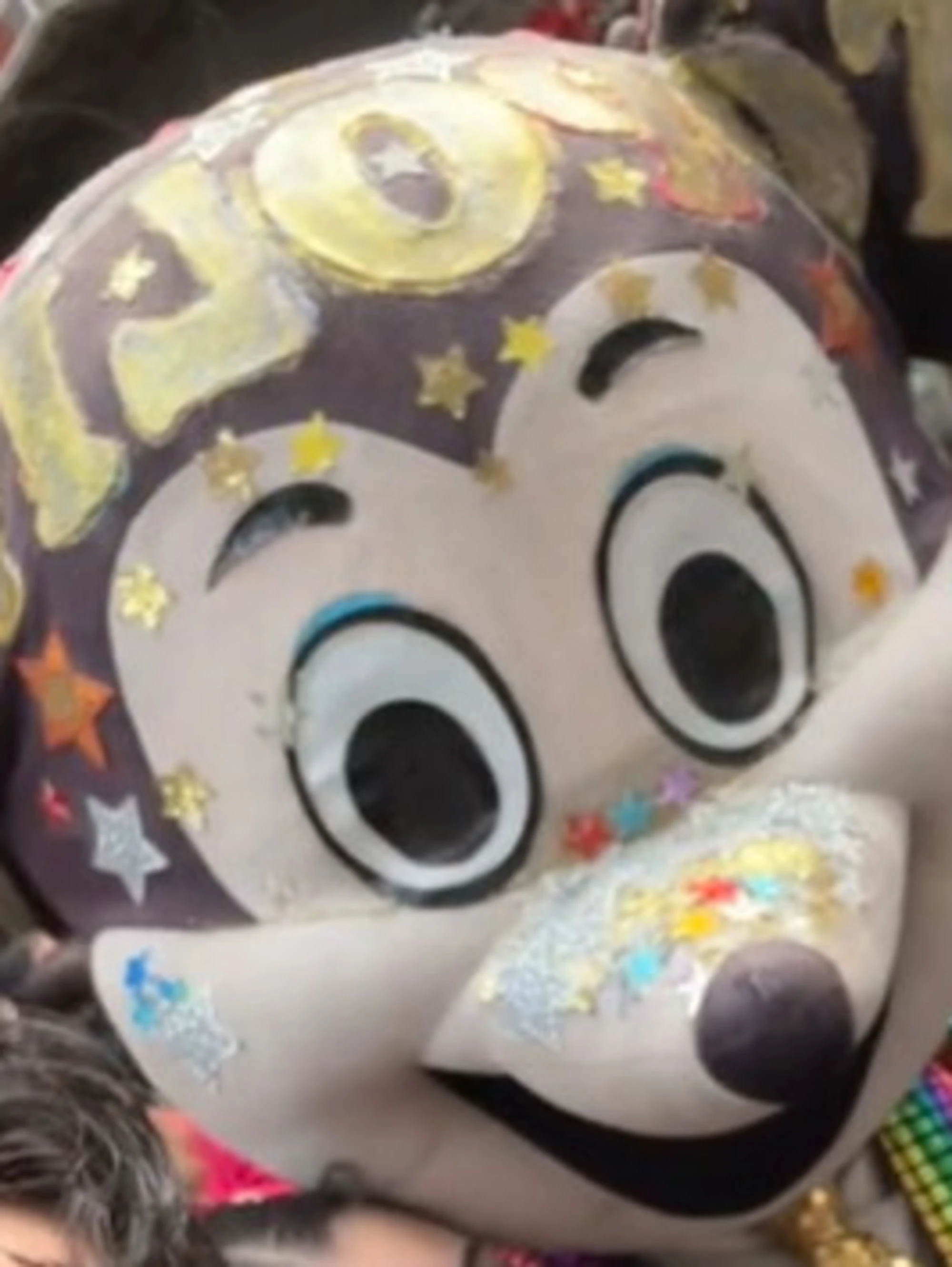 Napoli, vestito da Topolino scatta foto coi turisti poi tira fuori il coltello: "Ora i soldi"