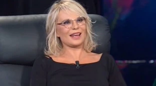 Striscia la Notizia, rumore imbarazzante in diretta tv: Maria De Filippi beccata così, un video pazzesco