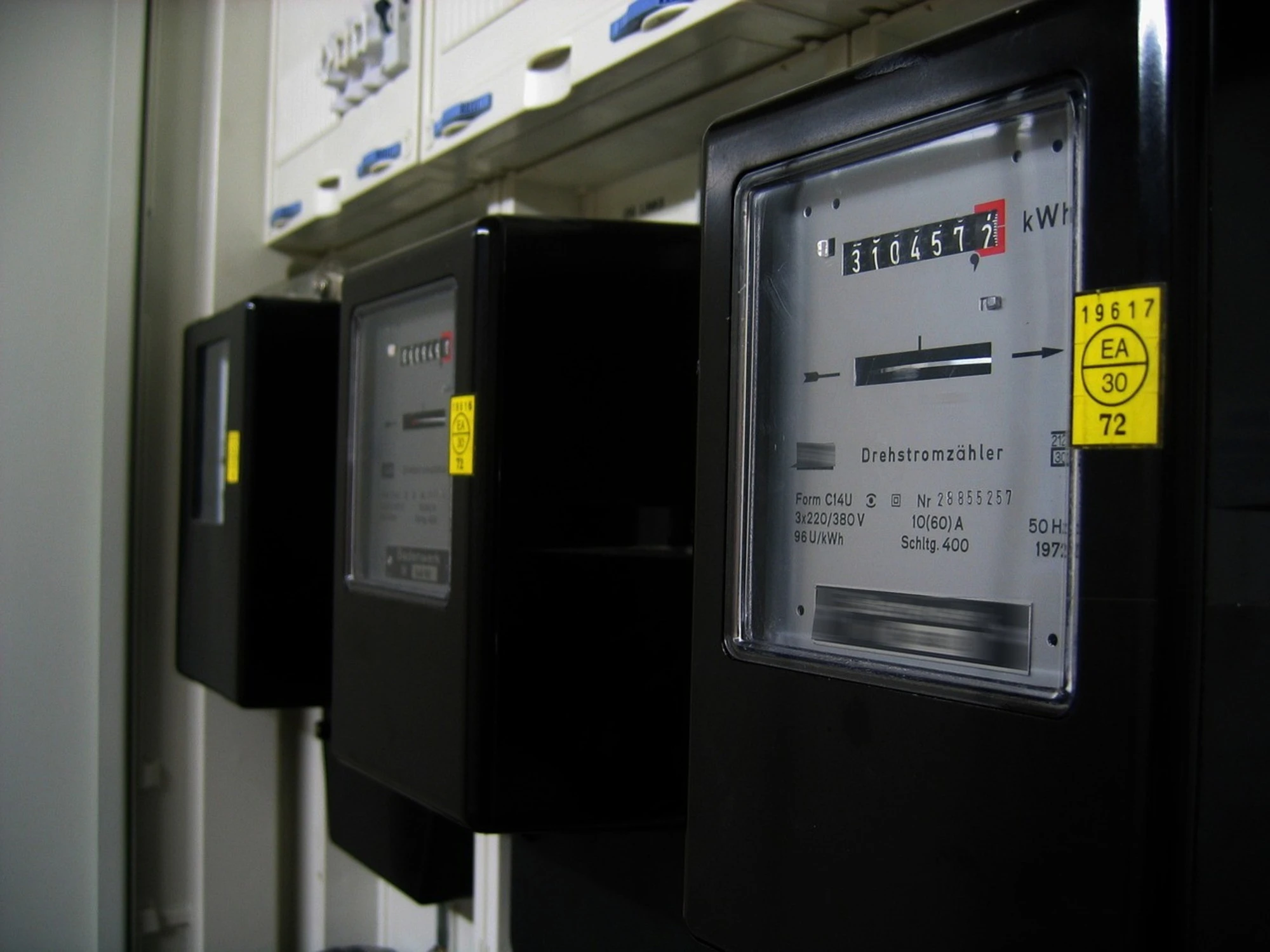 Energia elettrica, oggi è gratuita per sei ore: cosa c'è dietro (e perché non è solo una buona notizia)