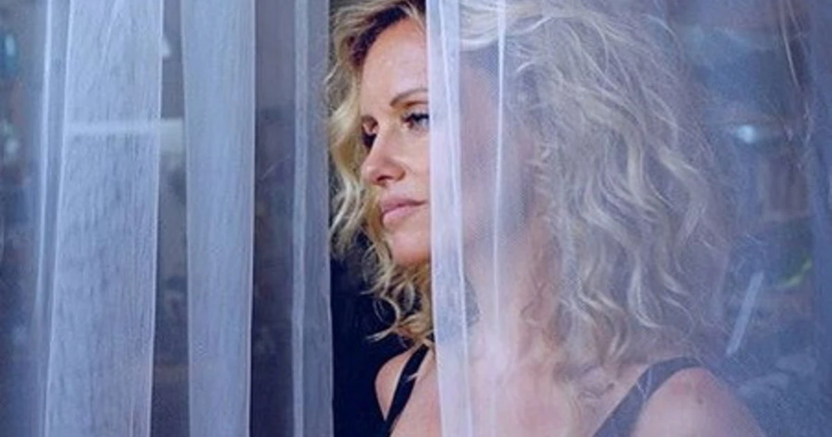 Justine Mattera incendia la quarantena: fasce di tessuto nero e forma colorata, un bikini da impazzire