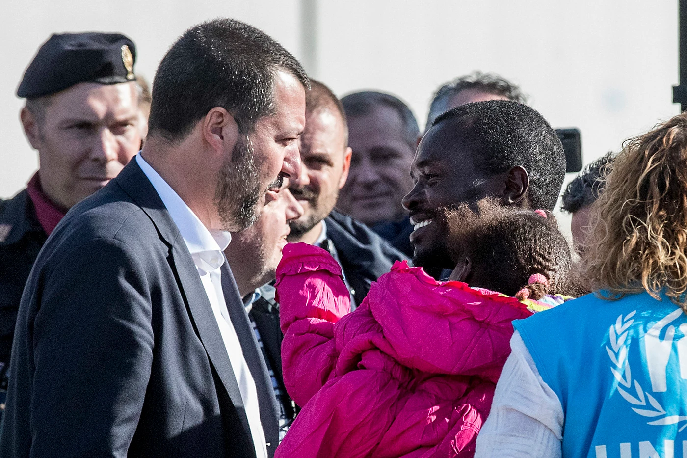 Migranti, Vaticano e vescovi: "Italia modello europeo". Ribaltone: Salvini non è più il "cattivo razzista"?