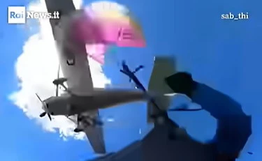 Aereo colpisce il parapendio di una donna in volo: video-choc (e il miracolo)