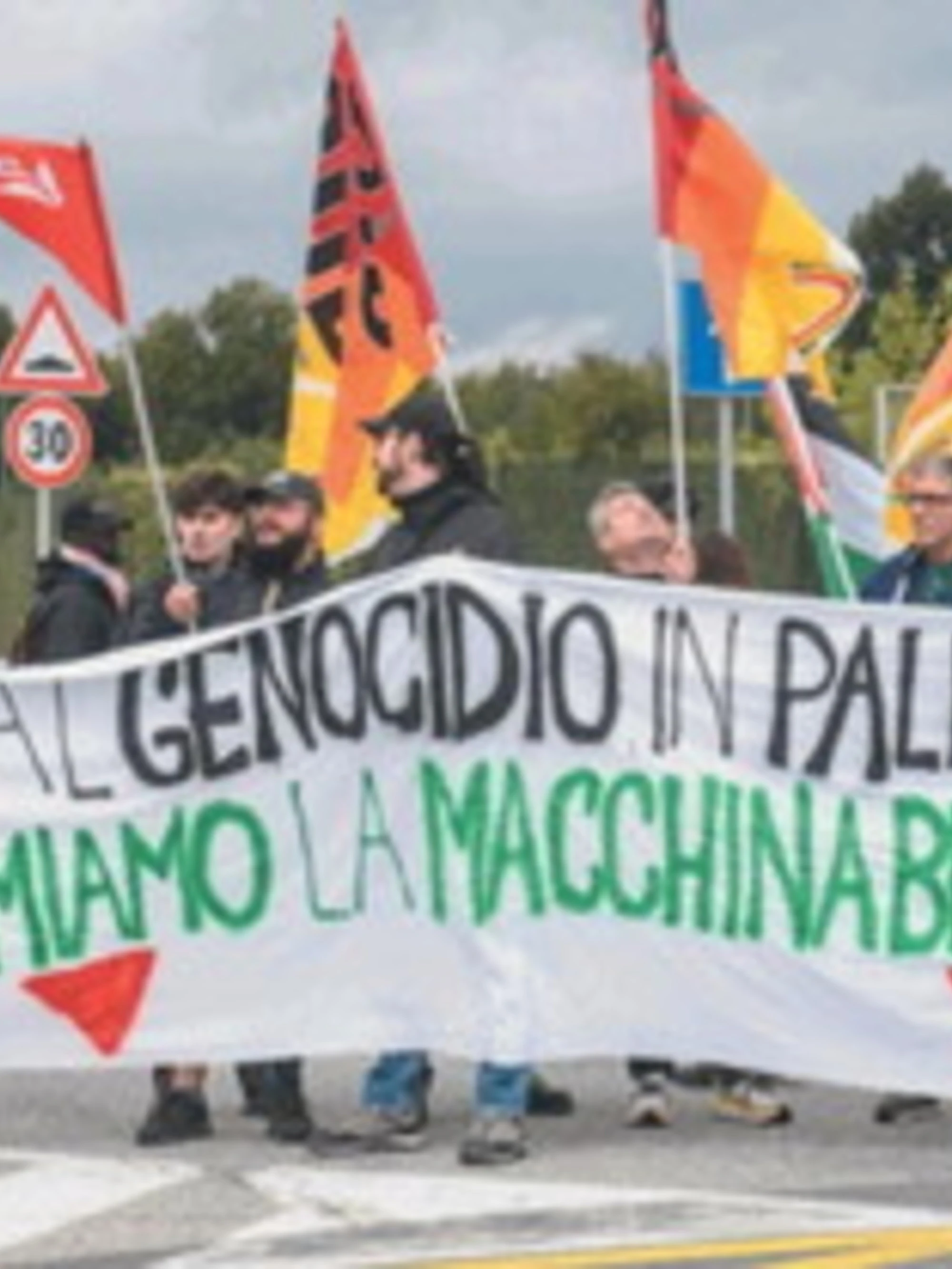 I pro-Pal fermano gli aerei e rilanciano il blocco totale