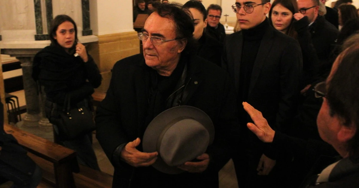 Al Bano Carrisi sconvolto, la sua foto tra le macerie a Gaza