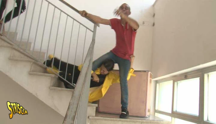Striscia la Notizia, il brutale video dell&apos;aggressione a Stefania Petyx: immagini molto forti