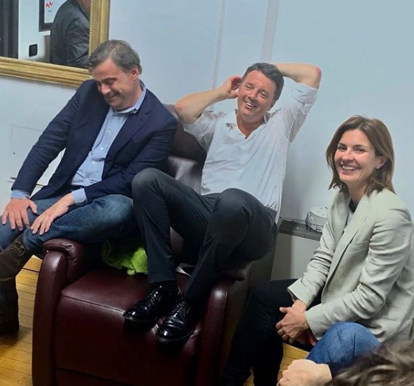 Matteo Renzi, la cafonata nella foto pubblicata da Alessandra Moretti