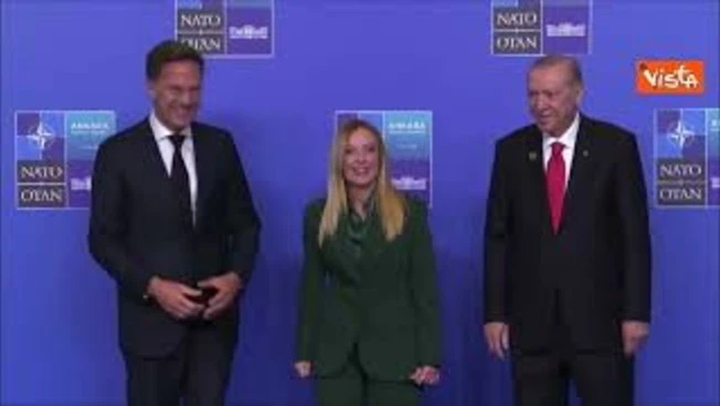Erdogan con mano sul cuore, il saluto affettuoso per la premier Meloni al vertice Nato di Ankara