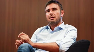 Di Battista, fango sulla Meloni: "Sotto copertura, chi è davvero"