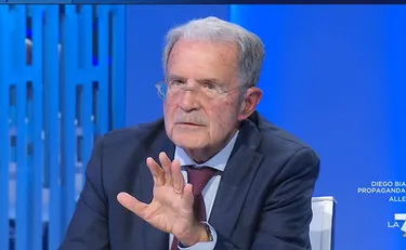 Romano Prodi infilza Schlein e smonta la Gruber sull'allarme democratico