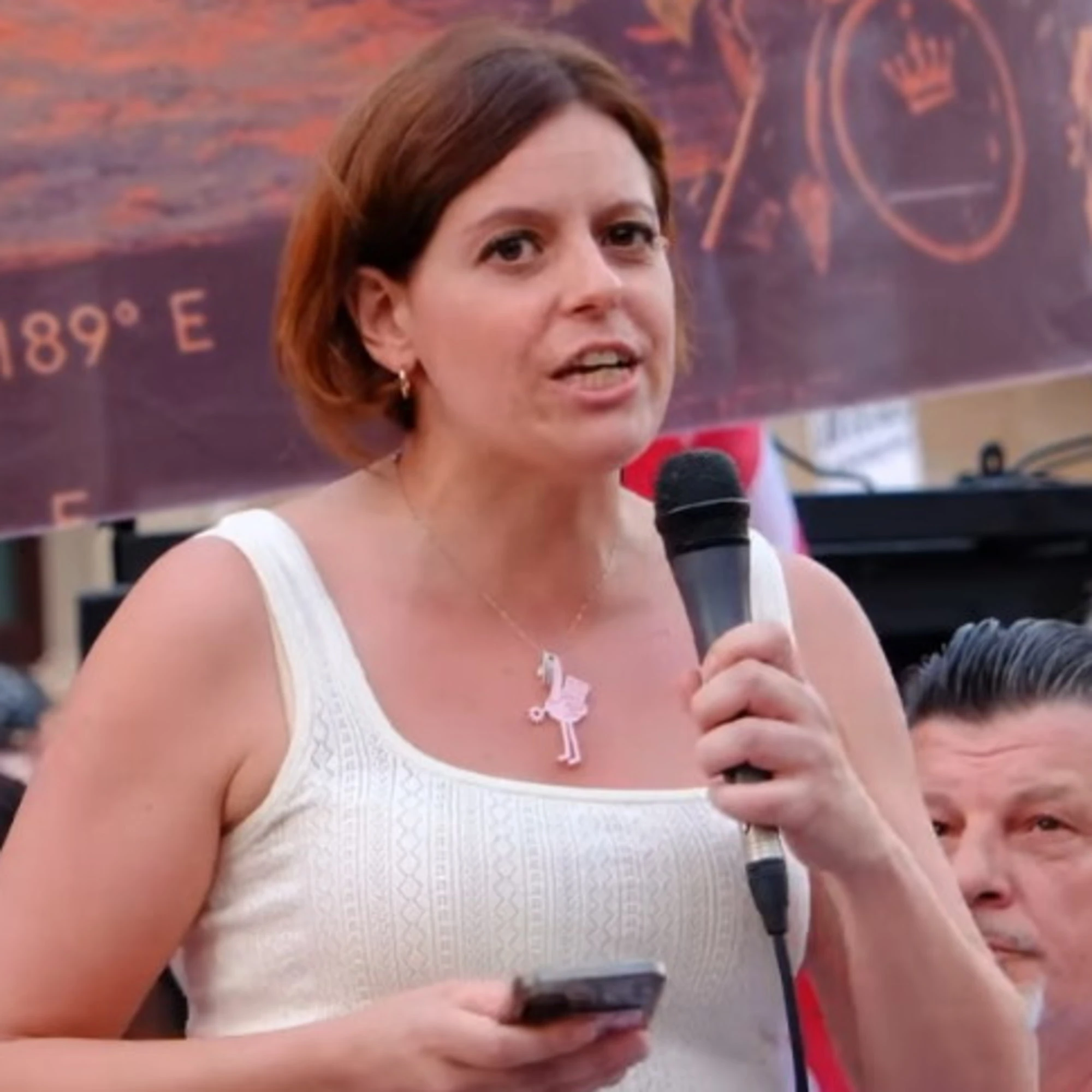 Sinistra da esportazione: Ilaria Salis arringa gli albanesi
