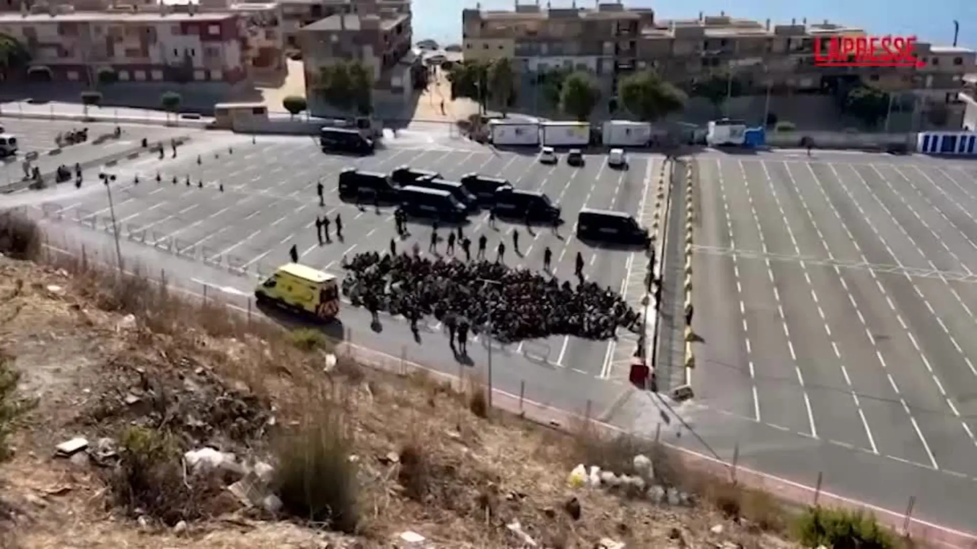 Ceuta, sgomberata una spiaggia: lunga colonna di migranti diretta al centro di accoglienza