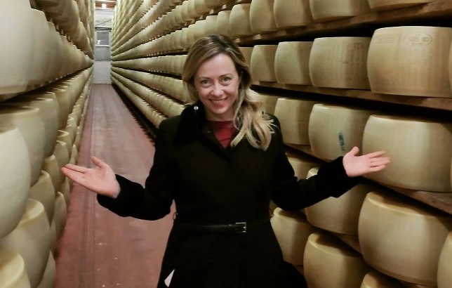 Giorgia Meloni, la freddura con cui grattugia i partigiani: "O Parmigiano, portami via"