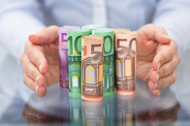 Contanti, se li usi verrai schedato dal Fisco: "I limiti previsti sono fissati a 10.000 euro mensili"