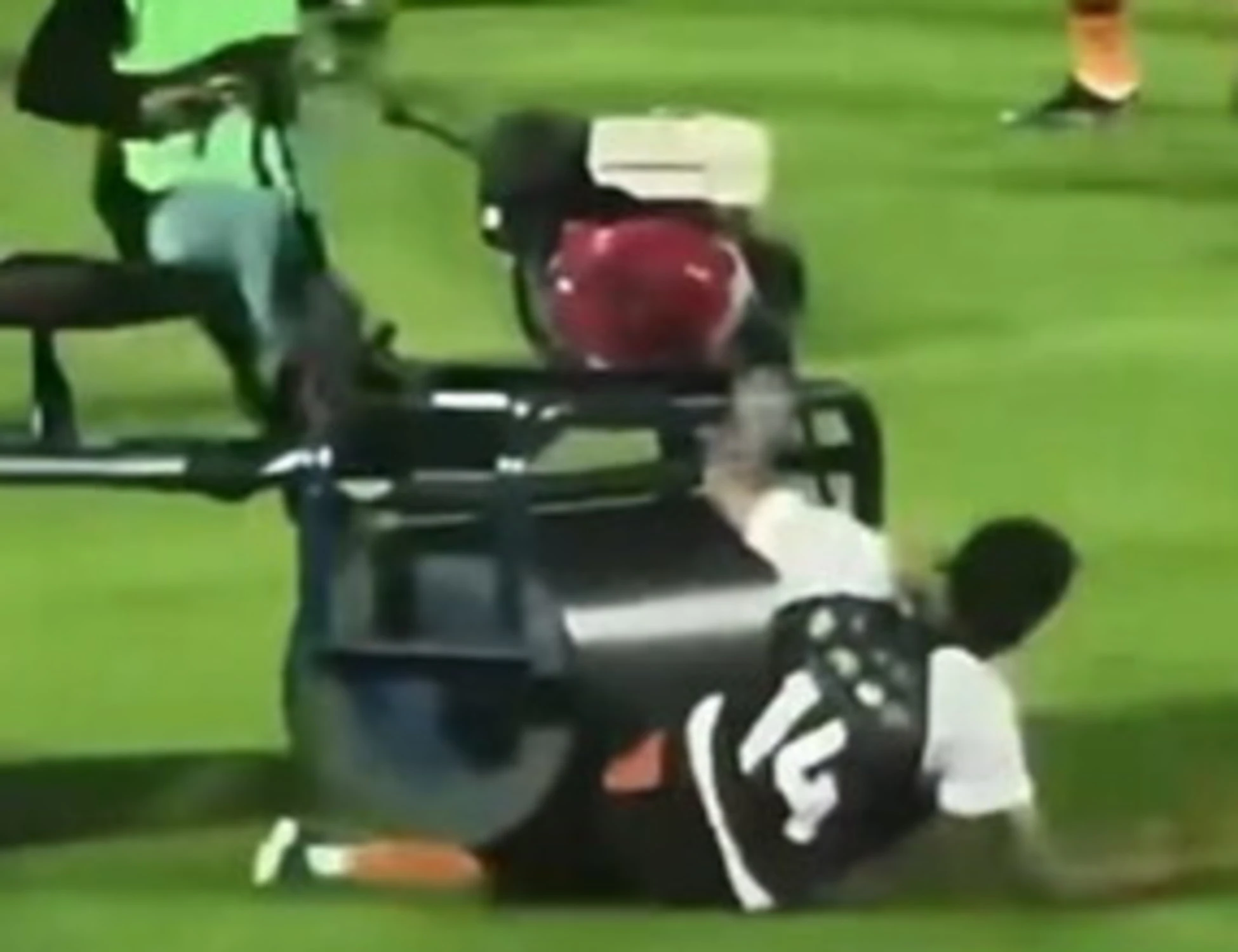 Andros Townsend schiacciato dal rullo compressore in campo prima della partita