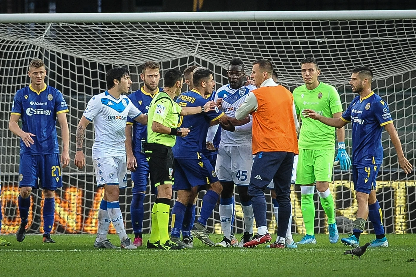 Mario Balotelli minaccia di uscire dal campo durante Hellas-Brescia: dagli spalti insulti razzisti