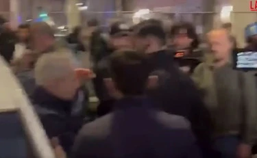 Giorgia Meloni e il poliziotto ferito dagli anarchici: "Non ci lasceremo intimidire"