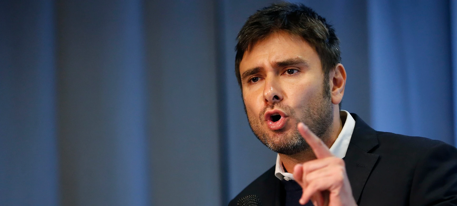 M5s, Alessandro Di Battista litiga con gli attivisti e annuncia: "Sto per tornare"