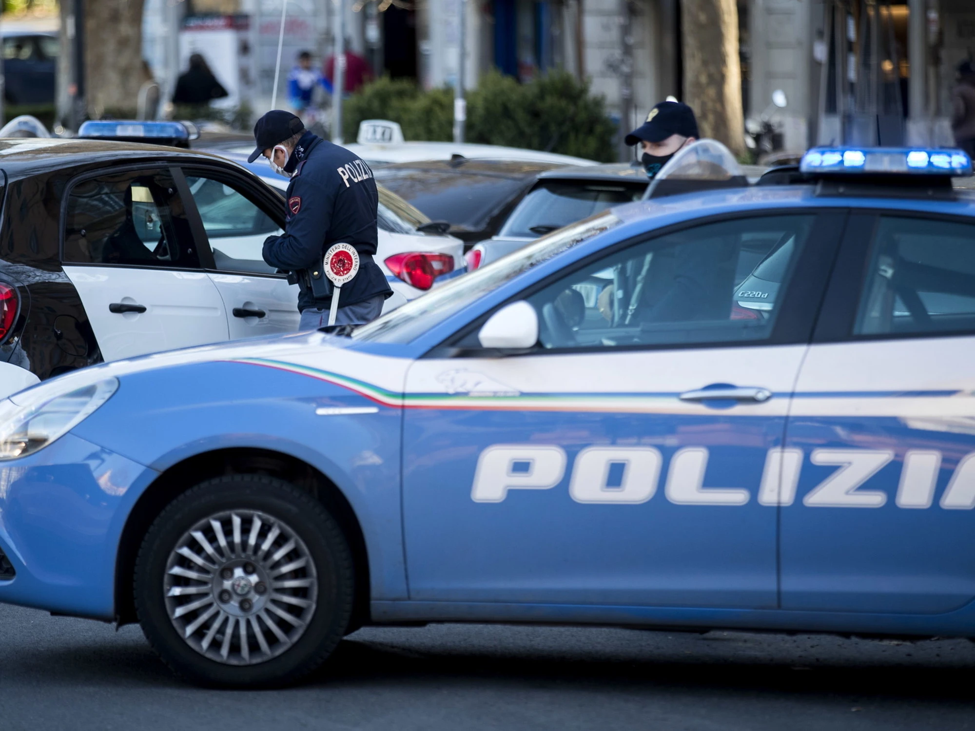 Vicenza, non si ferma all'alt e investe un poliziotto