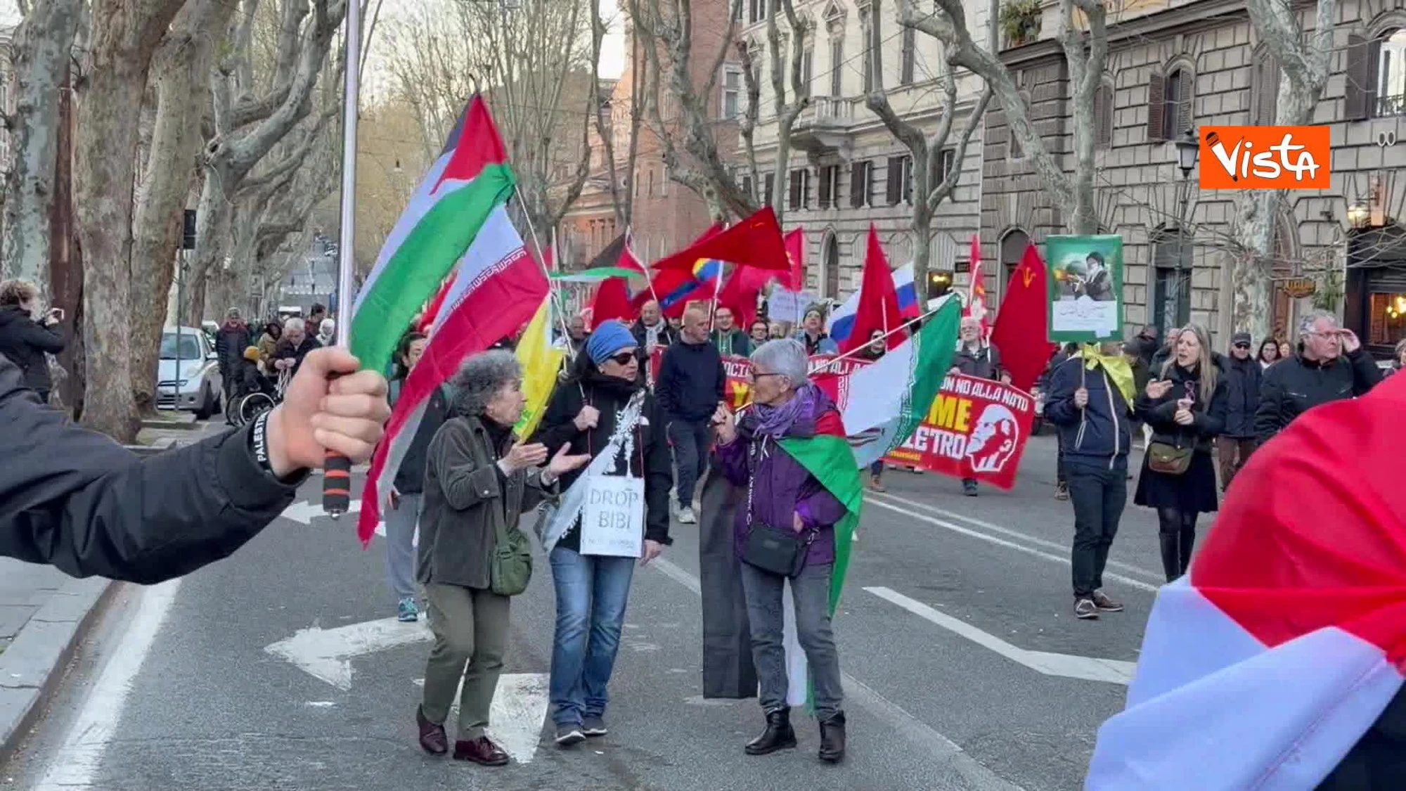 Roma, al corteo ecco la bandiera dei pasdaran: la sinistra sta col regime