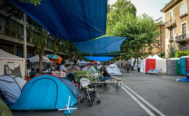 Dopo il palazzo, Spin Time occupa la strada