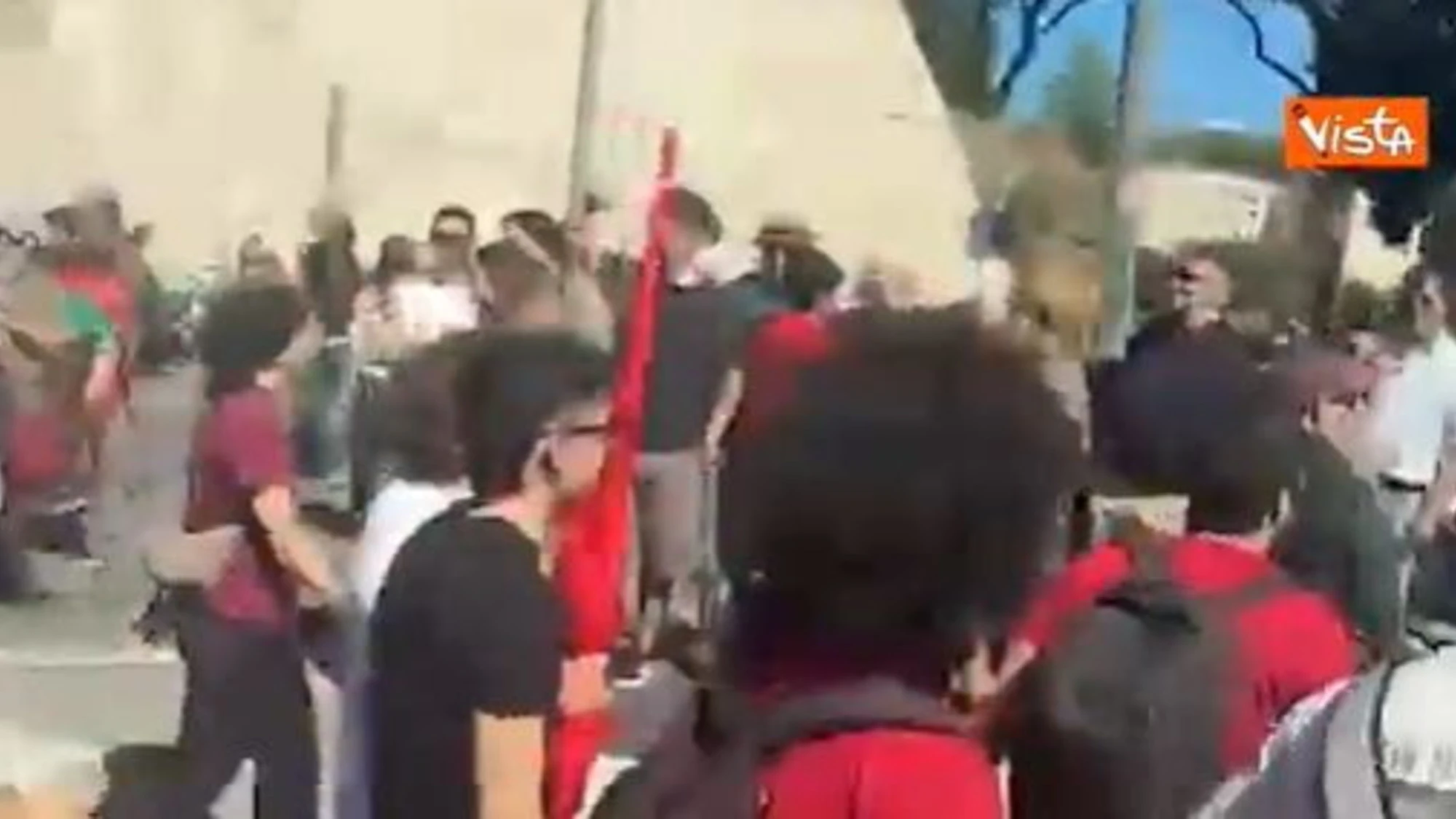 Scontri al corteo del 25 aprile con manifestati con bandiera Ucraina, inseguiti