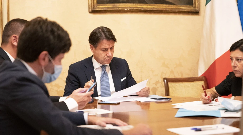 Giuseppe Conte, la riunione con le regioni nel pomeriggio: "Lockdown leggero", il piano del governo