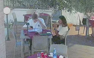 Cagliari, "salutiamo questi turisti, si sono dimenticati di pagare il conto": la foto-scandalo