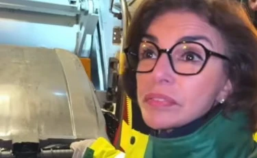 Parigi, i video della candidata sindaco Rachida Dati scatenano la sinistra: raccoglie spazzatura e carica merci