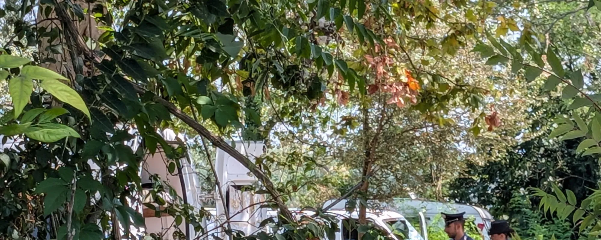 Rapina al campo rom, clamoroso: arrestati 2 poliziotti