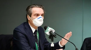 Attilio Fontana annuncia la nuova ordinanza su coronavirus: in Lombardia obbligatoria la mascherine o la sciarpa per chiunque esca di casa