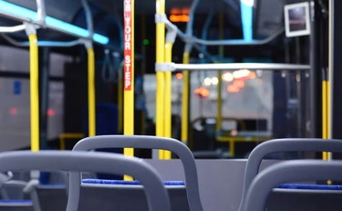 Roma, sale sul bus e si spoglia davanti a tutti: sconcerto e paura
