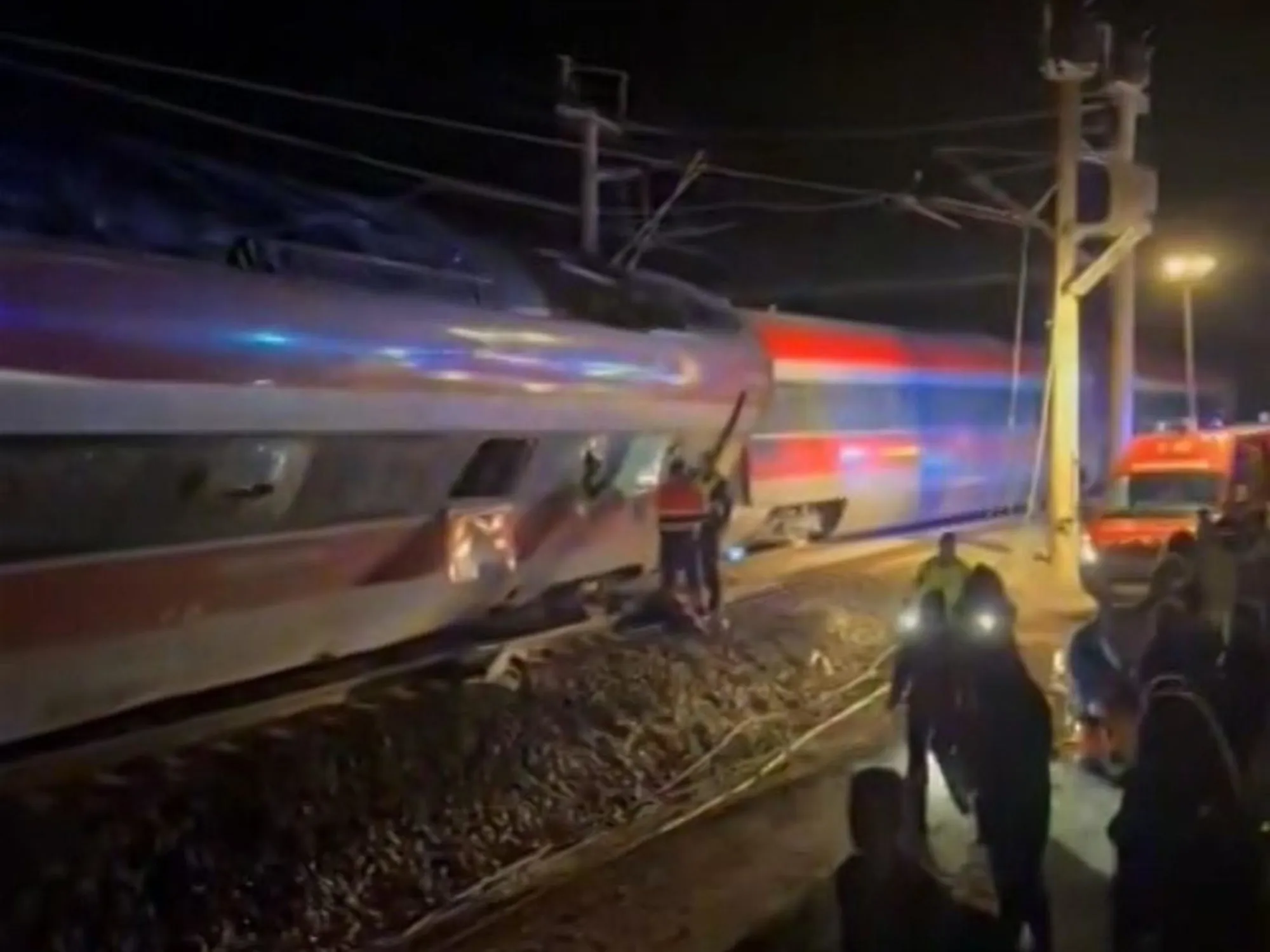 Spagna, deraglia un treno: decine di morti. Il ministro: "Incidente strano..."