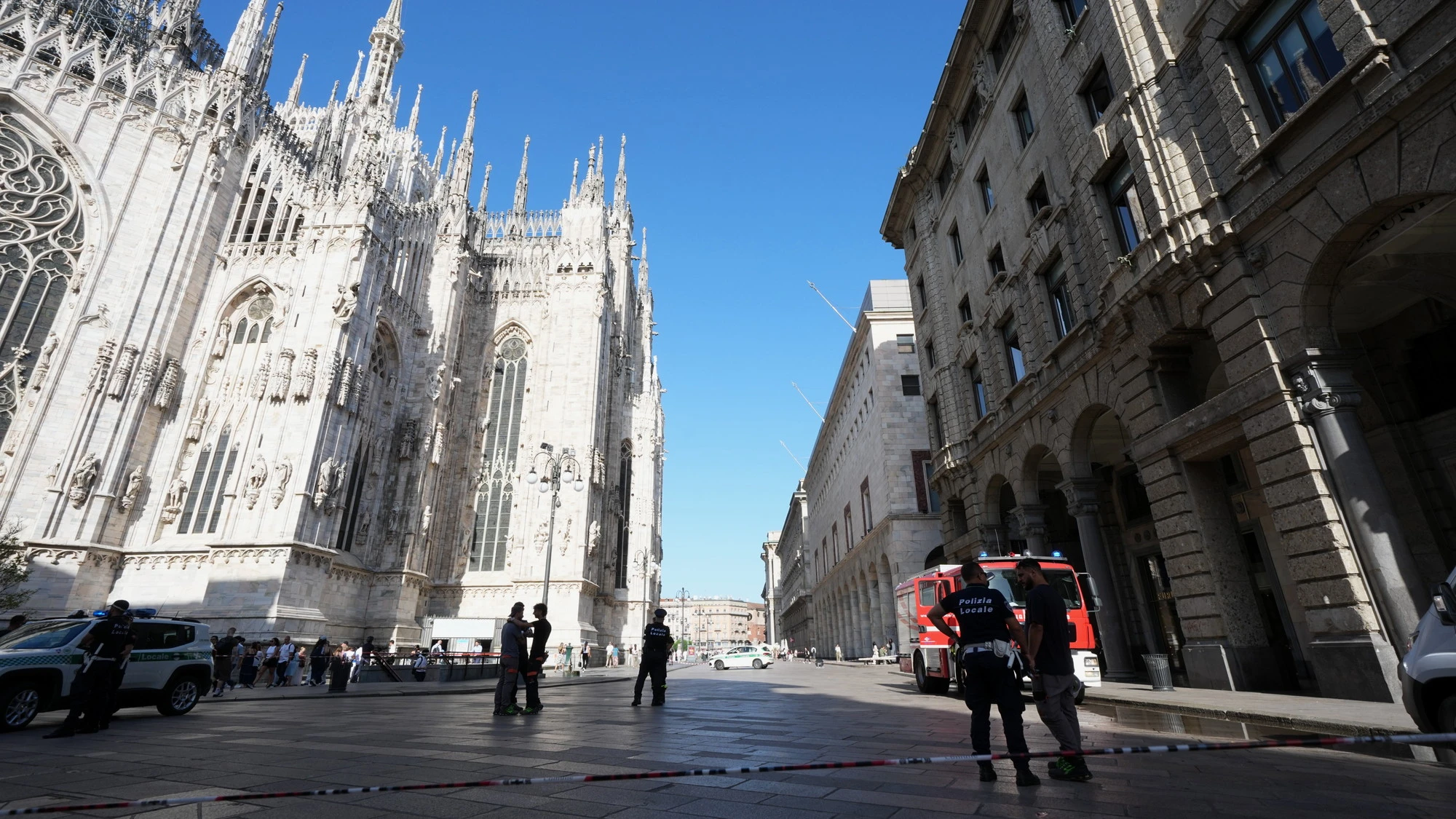 Milano, aggredisce la ex davanti agli agenti in Piazza Duomo: chi finisce in manette