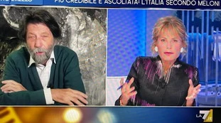 Otto e Mezzo, rivolta-Cacciari: “Cosa vuole?”, Gruber di sasso