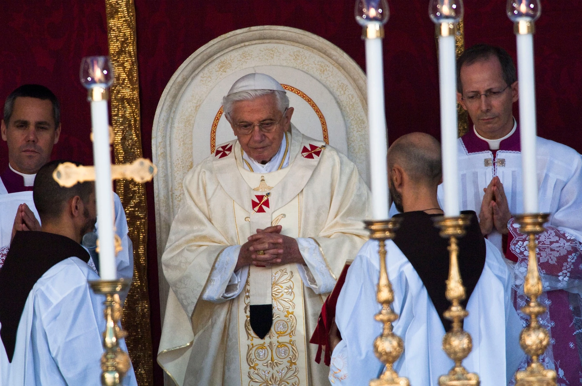 Vaticano, papa Benedetto XVI voleva dimettersi un anno prima: la verità di Tarcisio Bertone