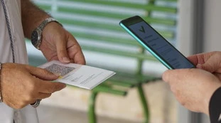 Green pass, la prof no vax va a scuola a Bologna: positiva al Covid, 300 studenti a casa