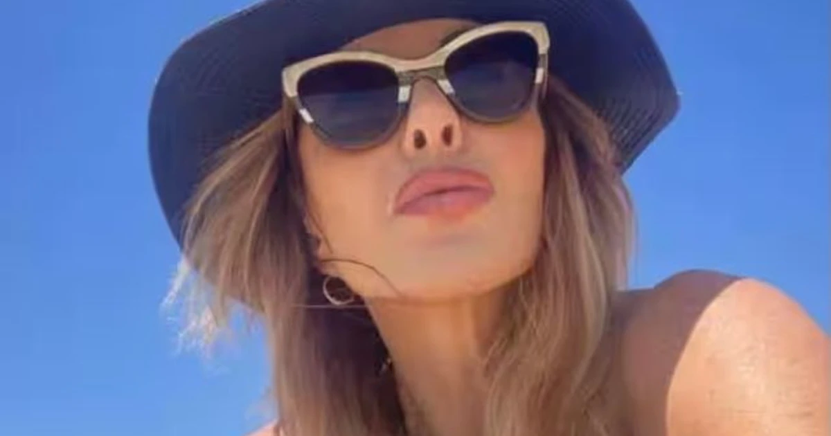 Alba Parietti, foto piccante in spiaggia? Cosa spunta dietro di lei
